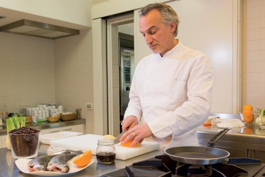 Chef Alessandro Varenna esegue una ricetta originale con Moak
